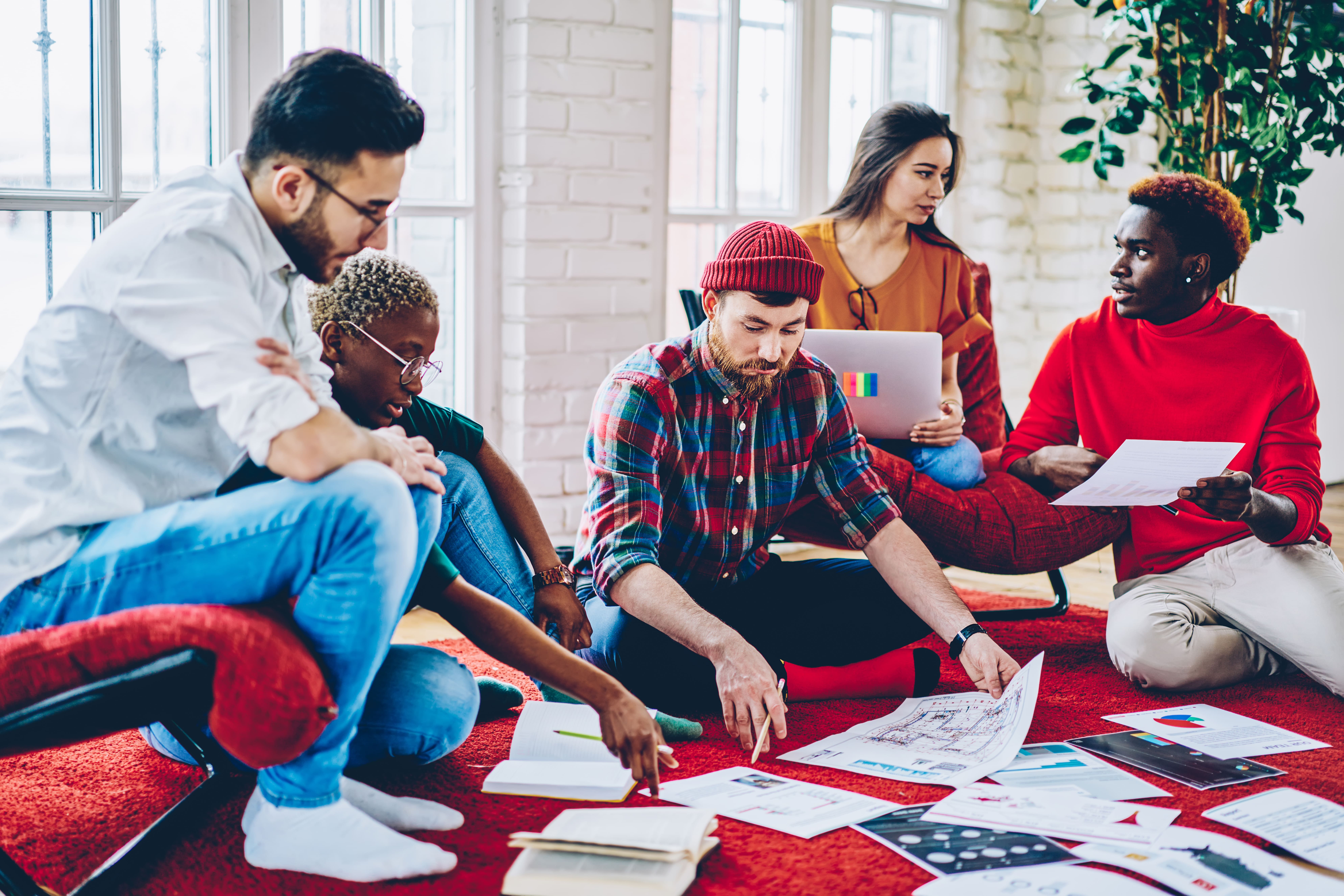 Agencia de marketing y comunicación: impulsa tu marca y conecta con las personas | Moving People®